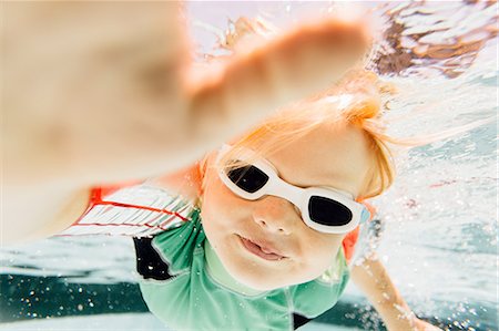 simsearch:640-06963379,k - Young boy swimming under water in swimming pool, underwater view Photographie de stock - Premium Libres de Droits, Code: 614-09026522