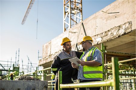 Construction workers in discussion on building site Fotografie stock - Premium Royalty-Free, Codice: 614-09026619