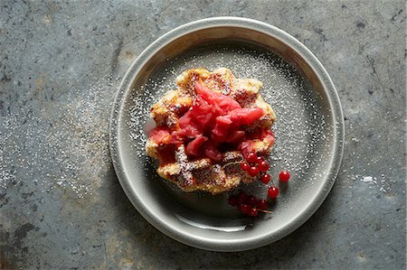 simsearch:614-06402703,k - Waffle with strawberry rhubarb jam, redcurrants and powdered sugar Fotografie stock - Premium Royalty-Free, Codice: 614-09026627