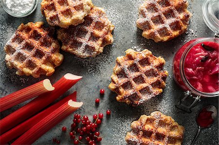 simsearch:614-06402703,k - Waffle with strawberry rhubarb jam, redcurrants and powdered sugar Fotografie stock - Premium Royalty-Free, Codice: 614-09026633