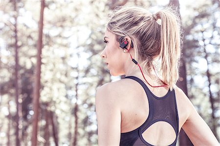 Young woman in rural setting, wearing sports clothing and earphones, rear view Photographie de stock - Premium Libres de Droits, Code: 614-09026705