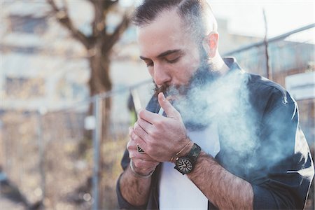 simsearch:649-08125310,k - Bearded man smoking a cigarette Foto de stock - Sin royalties Premium, Código: 614-09026743