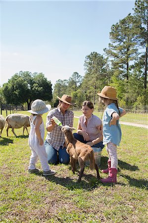 rearing - Family on farm, bottle feeding young goat Photographie de stock - Premium Libres de Droits, Code: 614-09026941