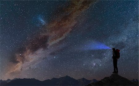 espacio sideral - Silhouette of climber on mountain peak looking away at starry night sky, Chamonix, Mont Blanc, Rhone Alpes, France, Europe Foto de stock - Sin royalties Premium, Código: 614-09027068