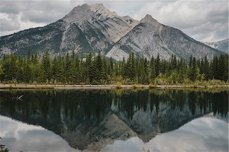 Reflection of mountain and trees in lake, Canmore, Canada, North America Photographie de stock - Premium Libres de Droits, Code: 614-09027228