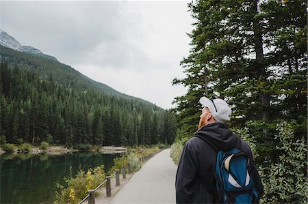 Man looking away at mountain and trees, Canmore, Canada, North America Foto de stock - Sin royalties Premium, Código: 614-09027231