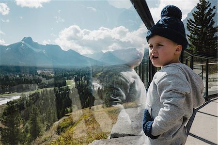 Boy on viewing platform looking at view, Canmore, Canada, North America Photographie de stock - Premium Libres de Droits, Code: 614-09027232