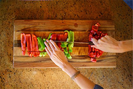 simsearch:649-09268999,k - Overhead view of woman's hands chopping red and green peppers Photographie de stock - Premium Libres de Droits, Code: 614-09038551