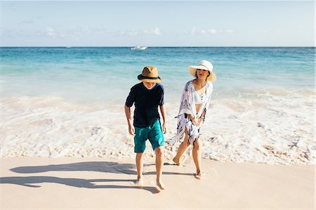 simsearch:614-09038640,k - Mother and son walking on beach Photographie de stock - Premium Libres de Droits, Code: 614-09038639