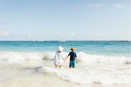 simsearch:614-09038640,k - Mother and son, holding hands, standing in surf on beach, rear view Photographie de stock - Premium Libres de Droits, Code: 614-09038640