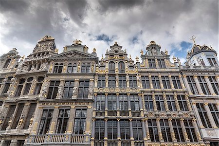 Low angle view of historic town house facades at Grand Central, Brussels, Belgium Foto de stock - Royalty Free Premium, Número: 614-09038656