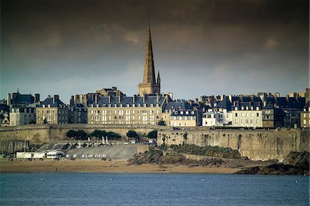 st. malo - Waterfront view of beach townhouses and skyline, Saint-Malo, Brittany, France Photographie de stock - Premium Libres de Droits, Code: 614-09038692