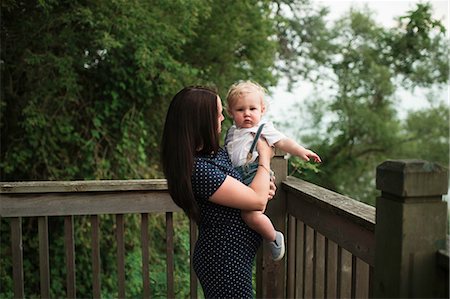 simsearch:614-09038702,k - Pregnant woman carrying toddler son on balcony Photographie de stock - Premium Libres de Droits, Code: 614-09038714