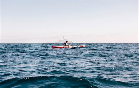 simsearch:614-08875025,k - Young male sea kayaker looking at smartphone while fishing, Santa Cruz Island, California, USA Foto de stock - Sin royalties Premium, Código: 614-09038716