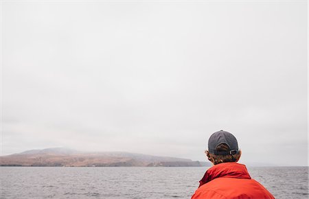 santa cruz island - Rear view of young man looking out at sea and mist, Santa Cruz Island, California, USA Photographie de stock - Premium Libres de Droits, Code: 614-09038719