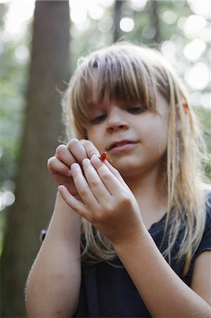 salamandra - Young girl holding newt Fotografie stock - Premium Royalty-Free, Codice: 614-09038770