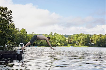 simsearch:614-09038774,k - Mature man diving into lake Stockbilder - Premium RF Lizenzfrei, Bildnummer: 614-09038772