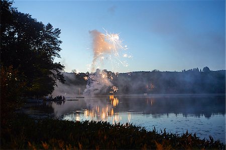 explosion (détonation) - Fireworks exploding over lake Photographie de stock - Premium Libres de Droits, Code: 614-09038798