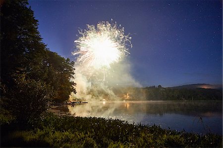 explotar - Fireworks exploding over lake at dusk Foto de stock - Sin royalties Premium, Código: 614-09038801