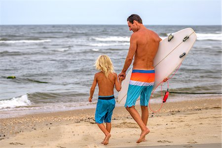 simsearch:614-09038814,k - Mature male surfer and son walking toward sea, Asbury Park, New Jersey, USA Foto de stock - Sin royalties Premium, Código: 614-09038815
