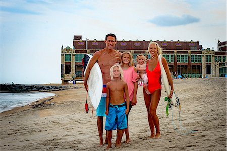 portrait of siblings at the beach - Portrait of surfing couple with son and daughter's on beach, Asbury Park, New Jersey, USA Photographie de stock - Premium Libres de Droits, Code: 614-09038820