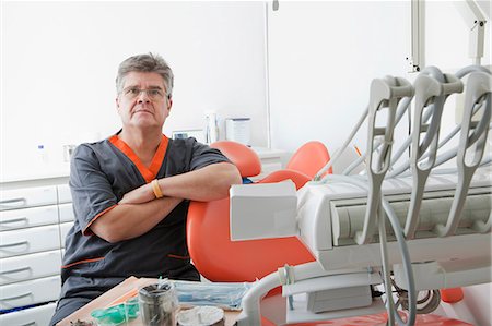 simsearch:649-09246890,k - Dentist sitting by dental chair Stockbilder - Premium RF Lizenzfrei, Bildnummer: 614-09038888