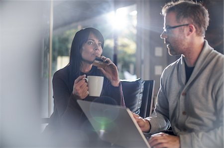 Businesswoman and man with laptop and credit card making decision at home desk Photographie de stock - Premium Libres de Droits, Code: 614-09038959