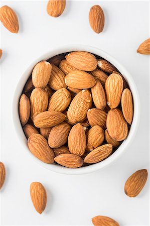 simsearch:695-05771477,k - Overhead view of almond nuts in bowl Foto de stock - Sin royalties Premium, Código: 614-09038985