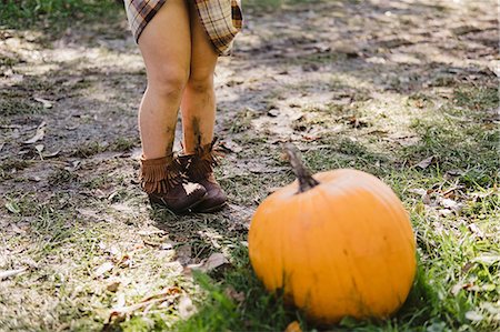 simsearch:614-09039038,k - Cropped view of girl with pumpkin Stockbilder - Premium RF Lizenzfrei, Bildnummer: 614-09039034