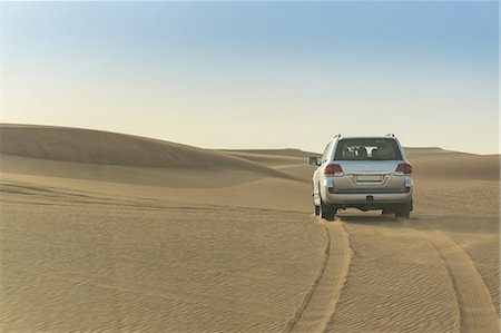 dune driving - Off road vehicle driving over desert dunes, Dubai, United Arab Emirates Foto de stock - Sin royalties Premium, Código: 614-09056564