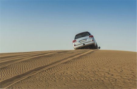 simsearch:614-06974581,k - Off road vehicle driving over top of desert dunes, Dubai, United Arab Emirates Foto de stock - Sin royalties Premium, Código: 614-09056566