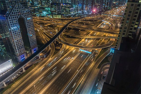 High angle cityscape with city highway at night, Dubai, United Arab Emirates Foto de stock - Sin royalties Premium, Código de la imagen: 614-09056571