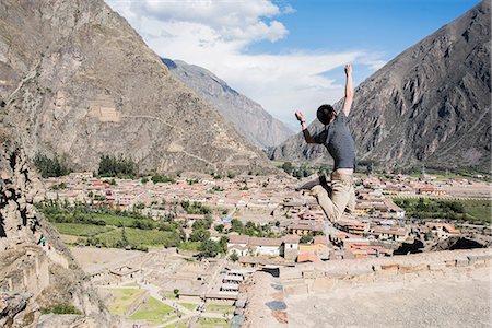 Man Jumping at the top of Ollantaytambo Ruins, Cusco, Peru, South America Foto de stock - Sin royalties Premium, Código: 614-09056639