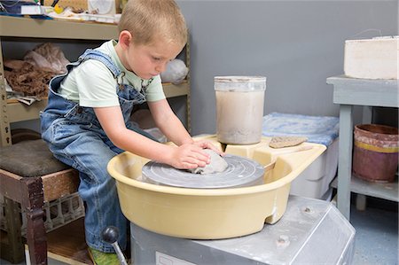 Boy shaping clay on potter's wheel Stockbilder - Premium RF Lizenzfrei, Bildnummer: 614-09056666