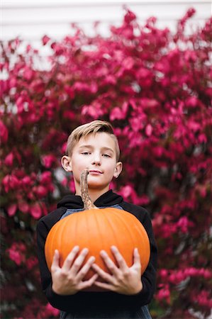 Portrait of boy holding pumpkin Foto de stock - Sin royalties Premium, Código: 614-09056687