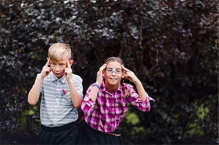 Siblings dressed up as nerds, hands on head looking at camera Stockbilder - Premium RF Lizenzfrei, Bildnummer: 614-09056694