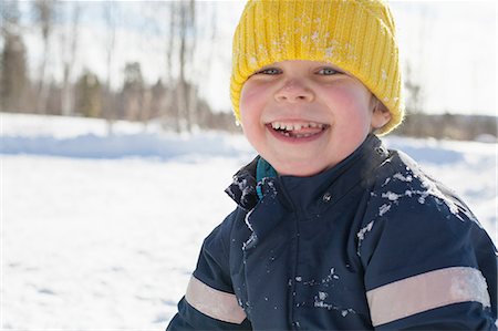 simsearch:614-09212275,k - Portrait of happy boy in yellow knit hat in snow covered landscape Photographie de stock - Premium Libres de Droits, Code: 614-09056742