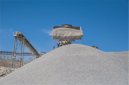 simsearch:614-09056785,k - Heavy machinery at quarry, pouring aggregate onto pile Photographie de stock - Premium Libres de Droits, Code: 614-09056783