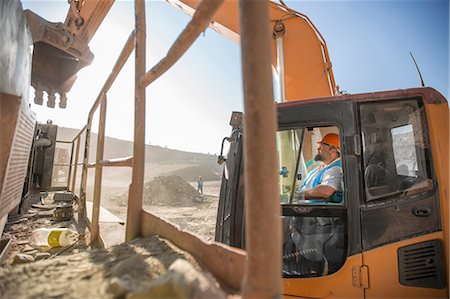 Quarry worker, in quarry, operating heavy machinery Foto de stock - Sin royalties Premium, Código: 614-09056794