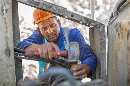 simsearch:614-09056785,k - Quarry worker, in quarry, tending to machinery Photographie de stock - Premium Libres de Droits, Code: 614-09056796