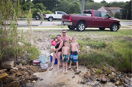 entre 3 y 4 años - Family on sand bank by water, Destin, Florida Foto de stock - Sin royalties Premium, Código: 614-09056957