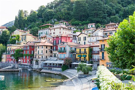 Traditional townhouses on waterfront of Lake Como, Lombardy, Italy Fotografie stock - Premium Royalty-Free, Codice: 614-09056964