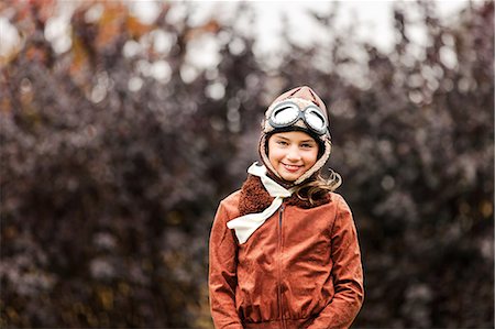 simsearch:614-09057086,k - Portrait of girl wearing pilot costume for halloween in park Photographie de stock - Premium Libres de Droits, Code: 614-09057084