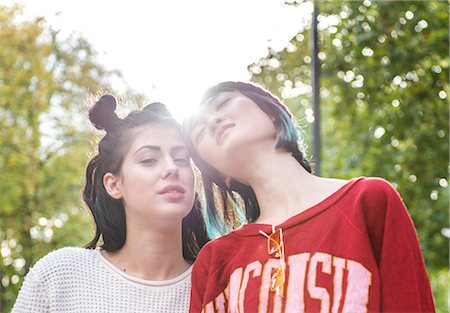 simsearch:614-09057127,k - Portrait of two young stylish women in city park Stock Photo - Premium Royalty-Free, Code: 614-09057101