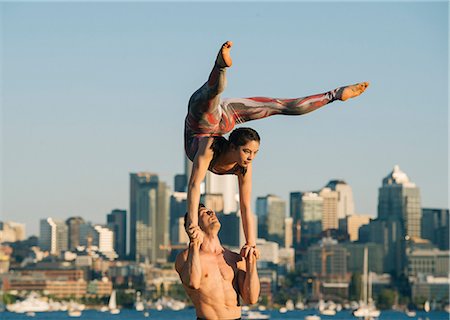 simsearch:614-08827013,k - Teenage girl and young man, outdoors, woman balancing on man's hands in yoga position Stockbilder - Premium RF Lizenzfrei, Bildnummer: 614-09057142