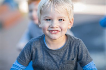 simsearch:614-09057250,k - Blond haired boy at preschool, portrait in garden Fotografie stock - Premium Royalty-Free, Codice: 614-09057249