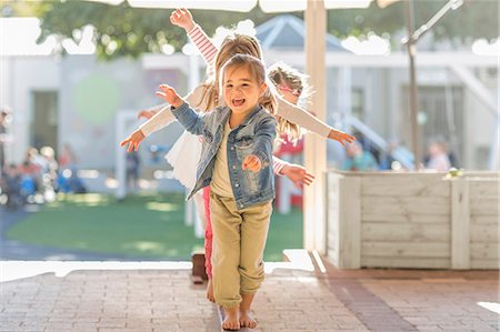 Group of young children, outdoors, walking along balance beam Photographie de stock - Premium Libres de Droits, Code: 614-09057346