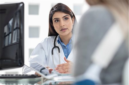 Female doctor having discussion with patient Stock Photo - Premium Royalty-Free, Code: 614-09057359