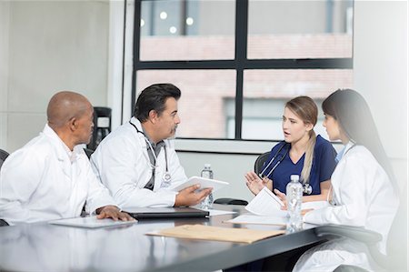 simsearch:649-07761045,k - Group of doctors sitting at table, having discussion Stock Photo - Premium Royalty-Free, Code: 614-09057365