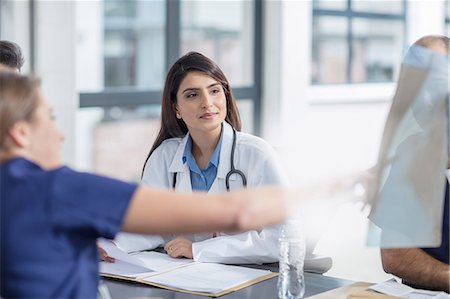 simsearch:649-07761045,k - Group of doctors sitting at table, having discussion Stock Photo - Premium Royalty-Free, Code: 614-09057367